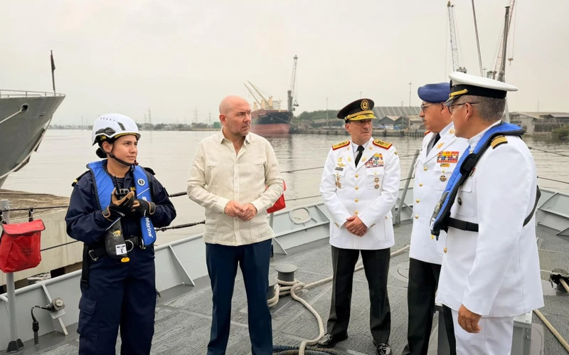 El ministro de Defensa Nacional, Gian Carlo Loffredo junto a autoridades militares. Foto: Ministerio de Defensa Nacional del Ecuador